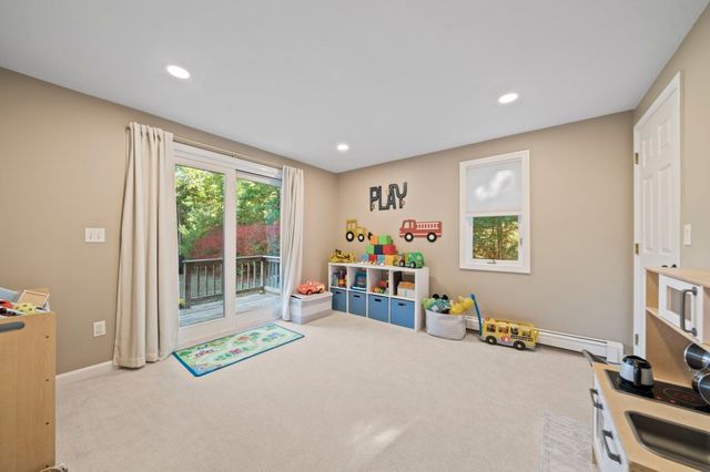 10 Spectacle Pond Terrace, Wareham, MA 02538