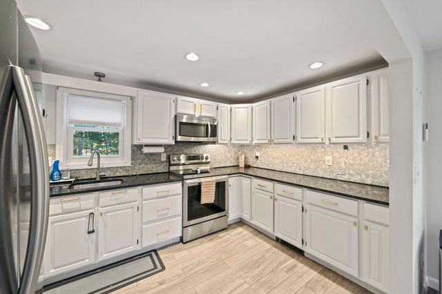 10 Spectacle Pond Terrace, Wareham, MA 02538