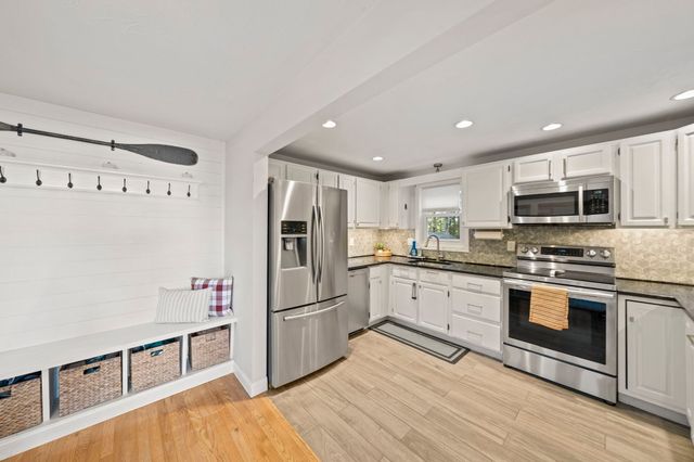 10 Spectacle Pond Terrace, Wareham, MA 02538