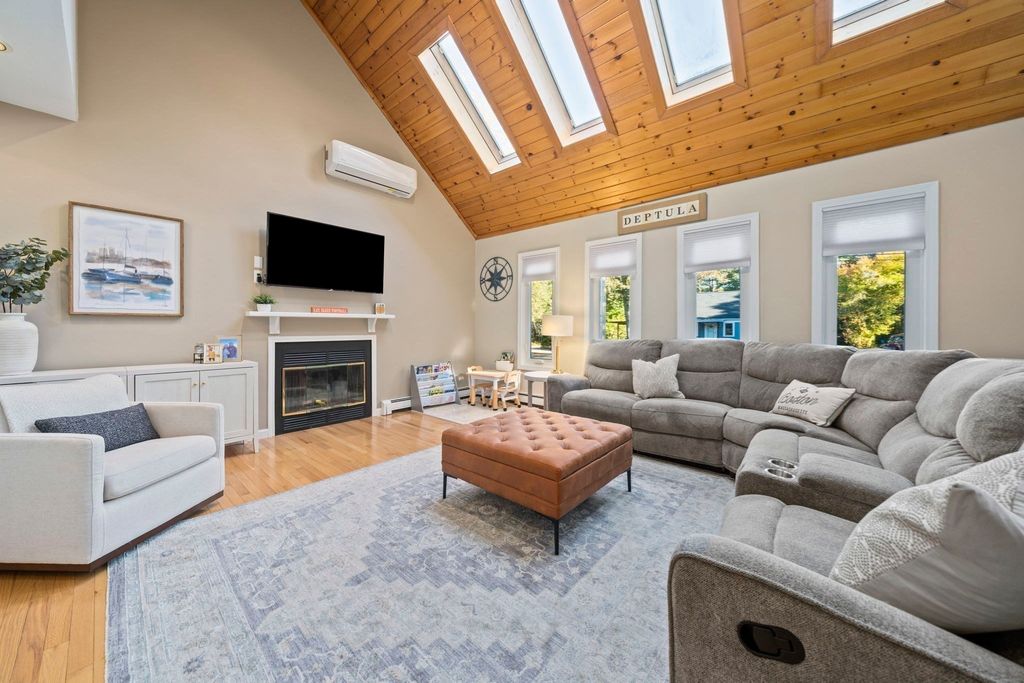 10 Spectacle Pond Terrace, Wareham, MA 02538