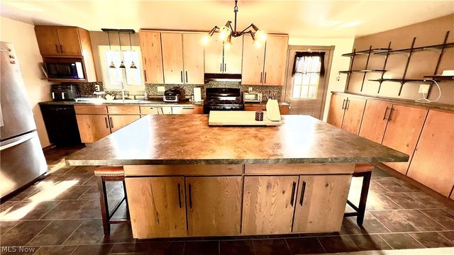2933 Crestwood Drive NW, Warren, OH 44485