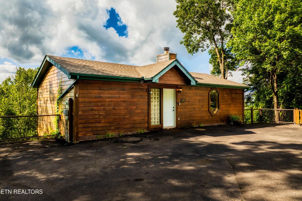 2226 St Moritz Court, Gatlinburg, TN 37738