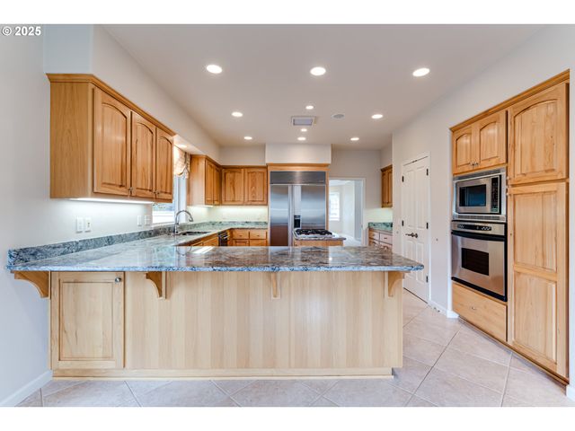 875 SAND Ave, Eugene, OR 97401