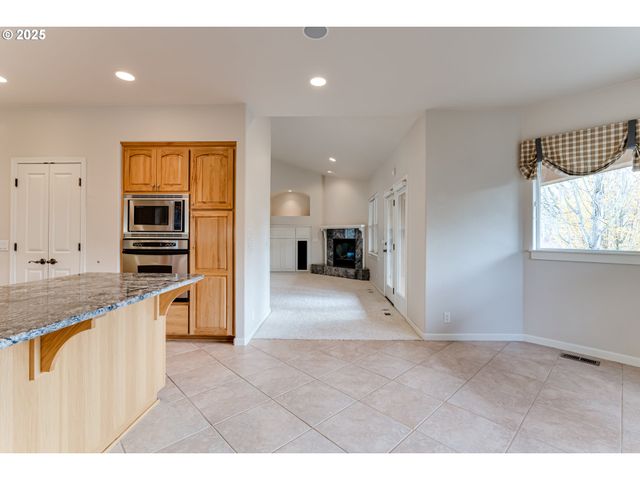 875 SAND Ave, Eugene, OR 97401