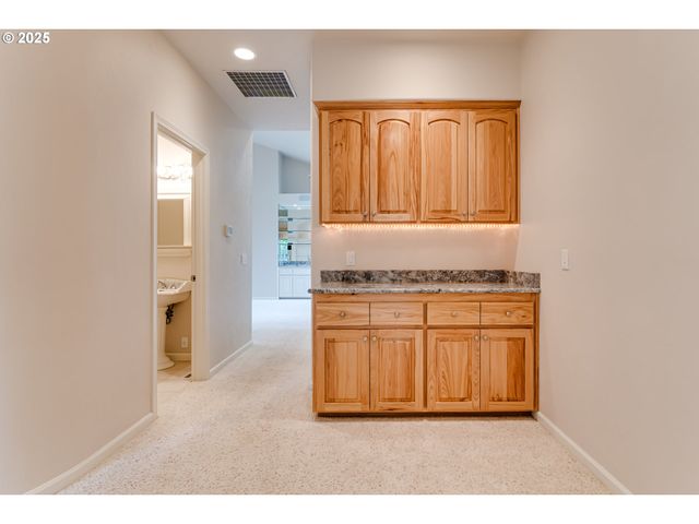 875 SAND Ave, Eugene, OR 97401