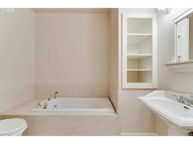 875 SAND Ave, Eugene, OR 97401