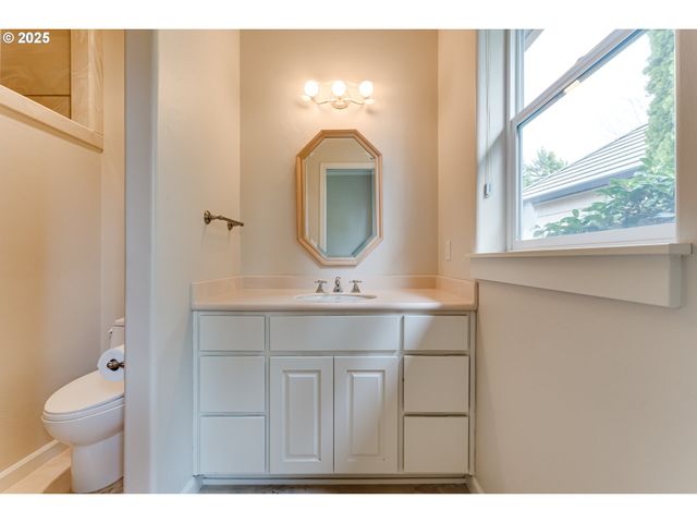 875 SAND Ave, Eugene, OR 97401