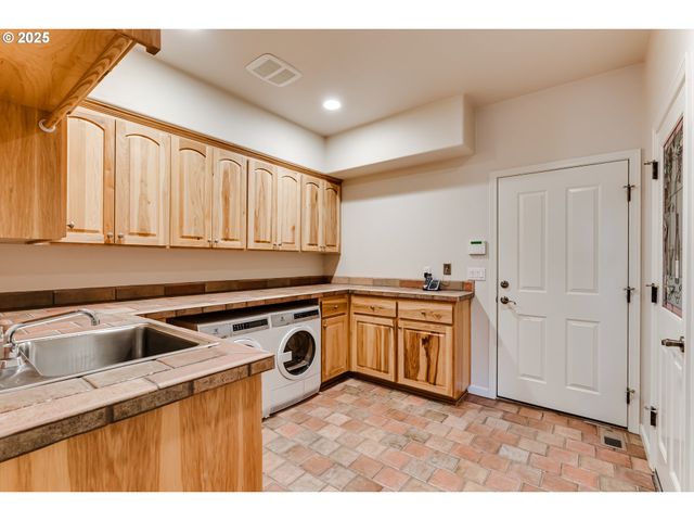 875 SAND Ave, Eugene, OR 97401