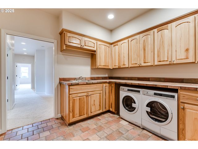 875 SAND Ave, Eugene, OR 97401