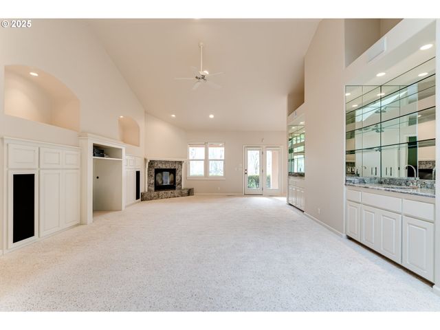 875 SAND Ave, Eugene, OR 97401