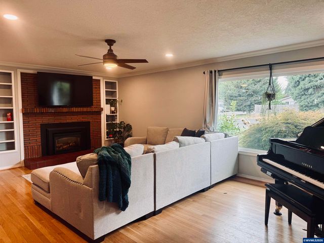356 NE 10th Av, Canby, OR 97013
