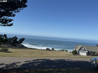 32 Nantucket Drive, Cloverdale, OR 97112
