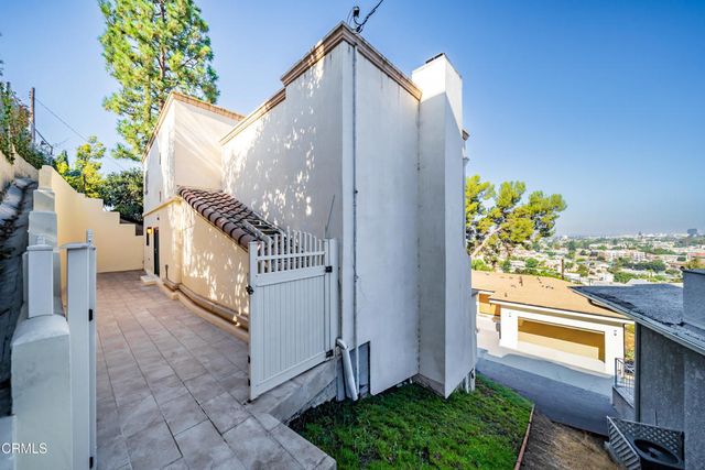 1118 Oberlin Drive, Glendale, CA 91205