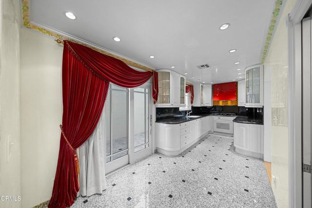 1118 Oberlin Drive, Glendale, CA 91205