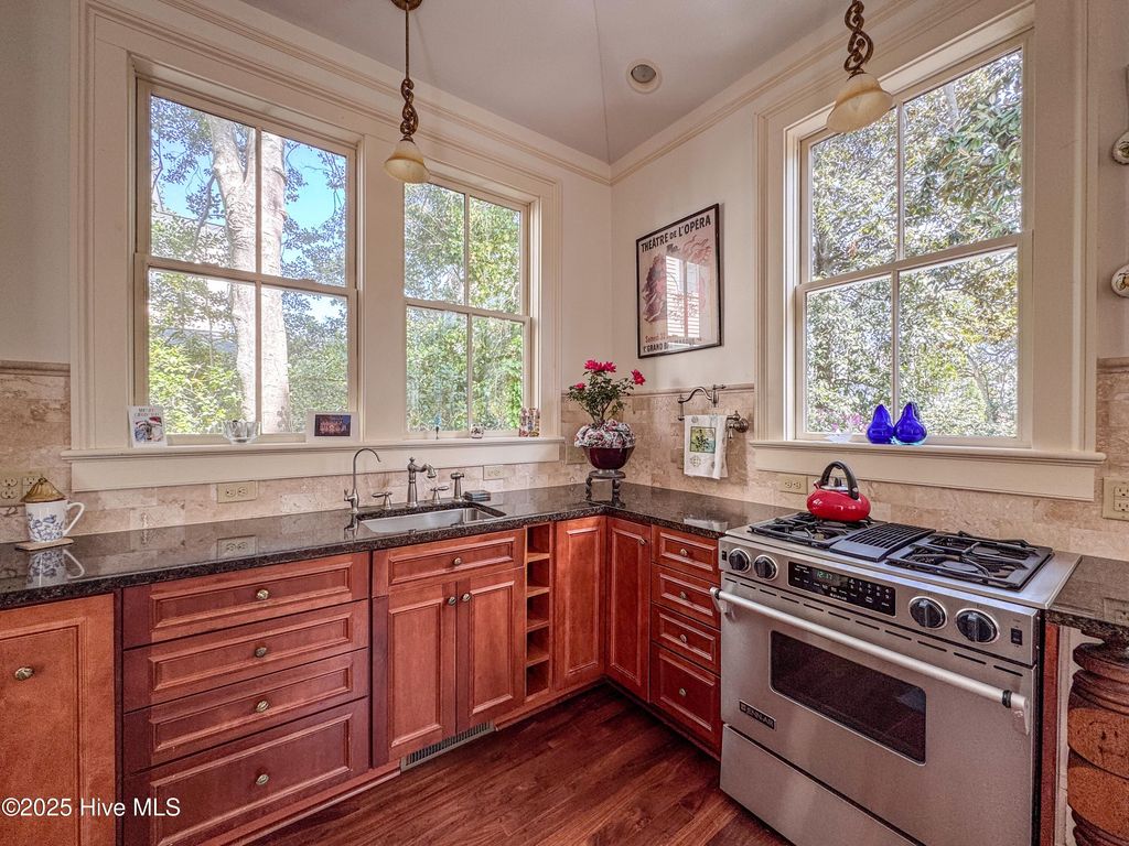 Image 35 of property listing at 111 S 4th Street, Wilmington, NC 28401