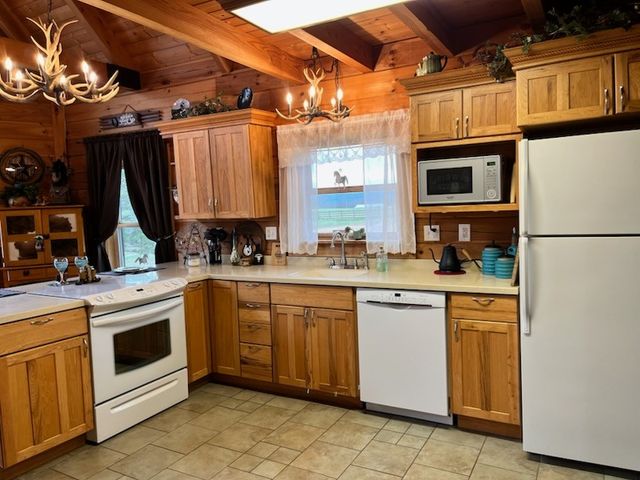 1355 Highland Ln, Crossville, TN 38555