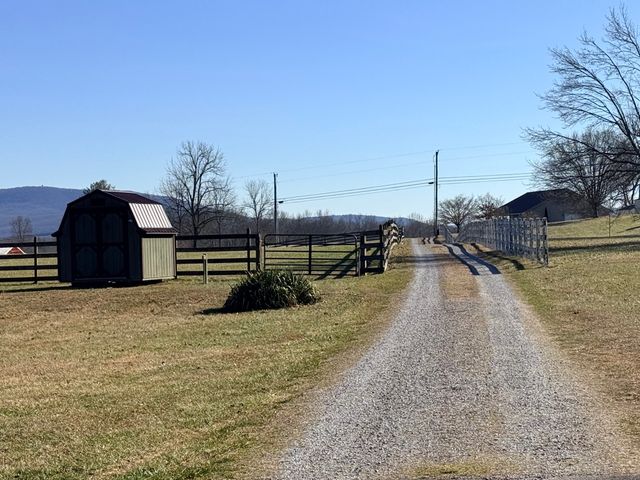 1355 Highland Ln, Crossville, TN 38555