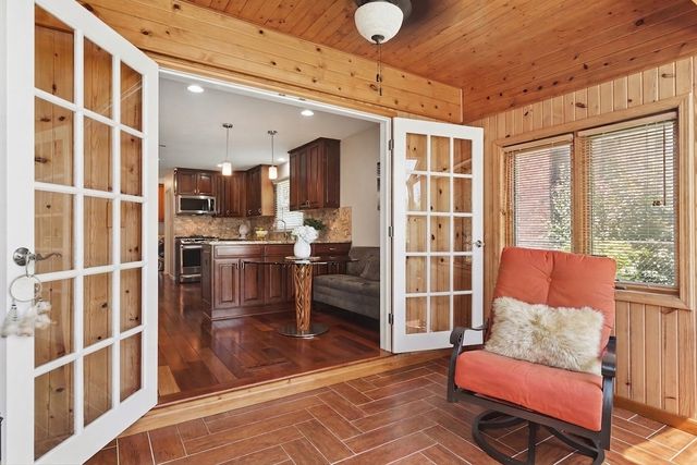 1012 W Mallard Drive, Palatine, IL 60067