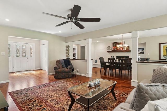 1012 W Mallard Drive, Palatine, IL 60067