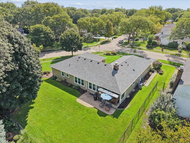 1012 W Mallard Drive, Palatine, IL 60067