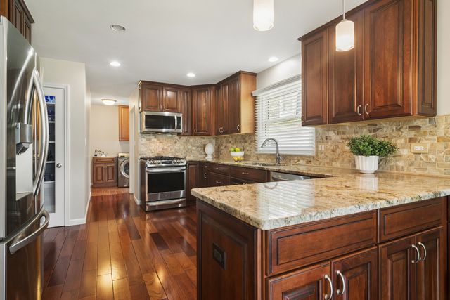1012 W Mallard Drive, Palatine, IL 60067