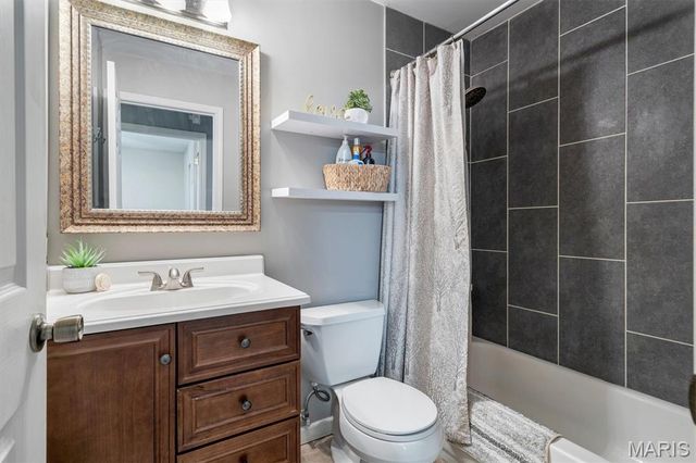 225 Vistaoak Court, Ballwin, MO 63021