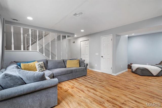 225 Vistaoak Court, Ballwin, MO 63021