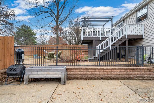 225 Vistaoak Court, Ballwin, MO 63021