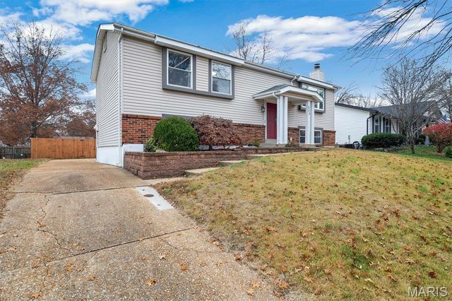 225 Vistaoak Court, Ballwin, MO 63021