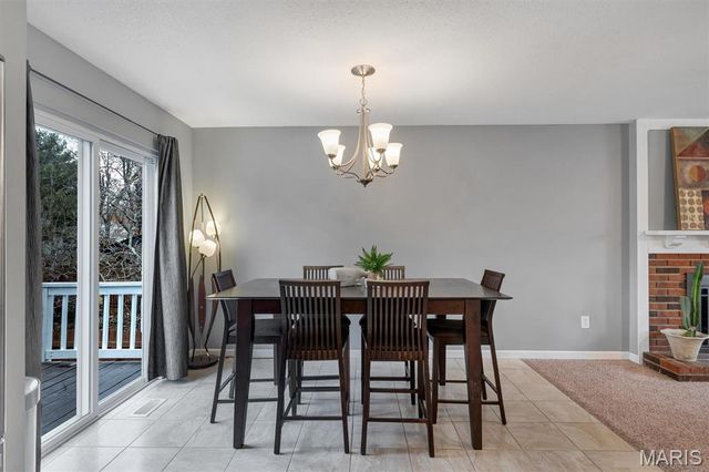 225 Vistaoak Court, Ballwin, MO 63021