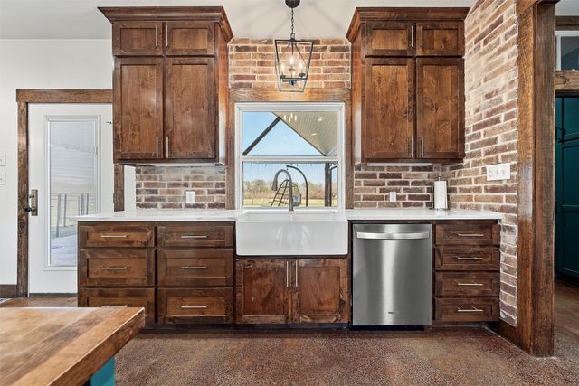 399 Satin Rd, Chilton, TX 76632