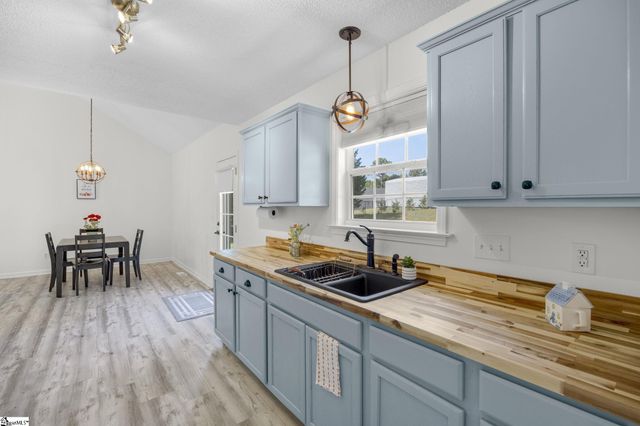 124 E King Road, Greer, SC 29651
