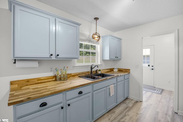 124 E King Road, Greer, SC 29651