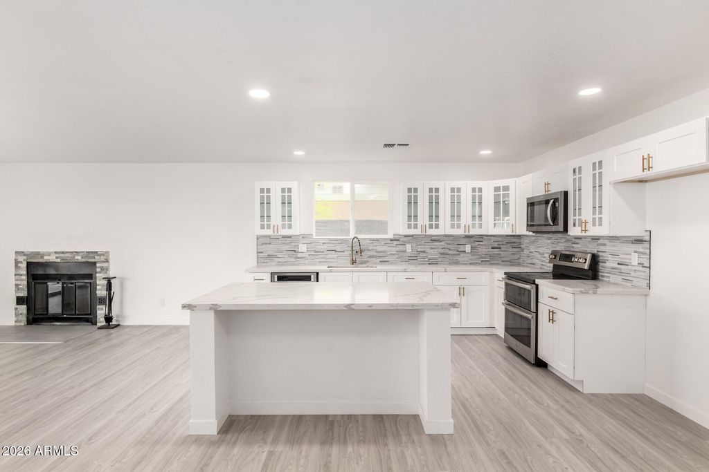 Image 1 of property listing at 4460 W AVALON Drive, Phoenix, AZ 85031