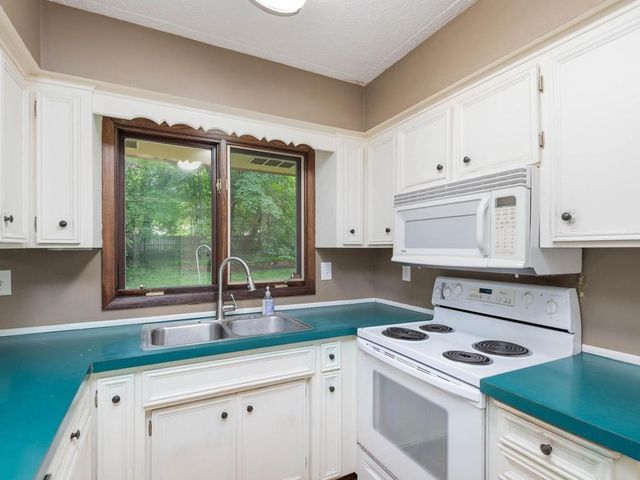 17015 13th Avenue N, Plymouth, MN 55447