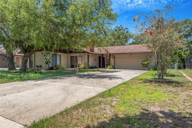 213 WHISPERING OAKS COURT, Sarasota, FL 34232