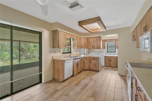 213 WHISPERING OAKS COURT, Sarasota, FL 34232