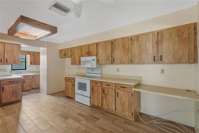 213 WHISPERING OAKS COURT, Sarasota, FL 34232