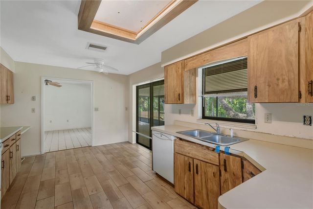 213 WHISPERING OAKS COURT, Sarasota, FL 34232