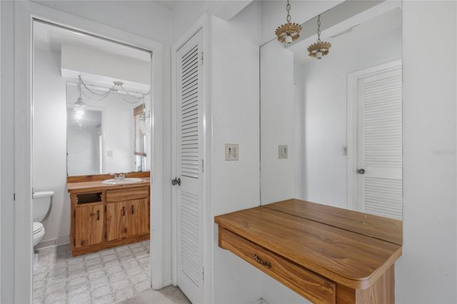 213 WHISPERING OAKS COURT, Sarasota, FL 34232