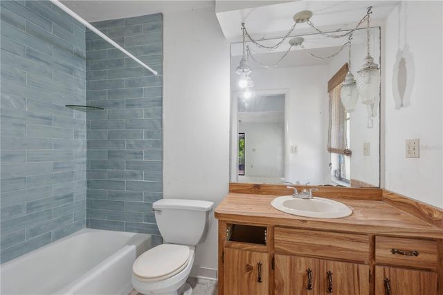 213 WHISPERING OAKS COURT, Sarasota, FL 34232