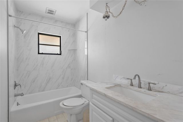 213 WHISPERING OAKS COURT, Sarasota, FL 34232