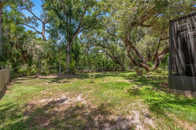 213 WHISPERING OAKS COURT, Sarasota, FL 34232