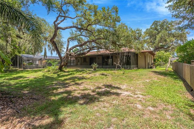 213 WHISPERING OAKS COURT, Sarasota, FL 34232