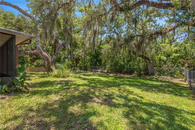 213 WHISPERING OAKS COURT, Sarasota, FL 34232