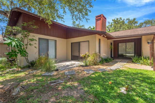 213 WHISPERING OAKS COURT, Sarasota, FL 34232