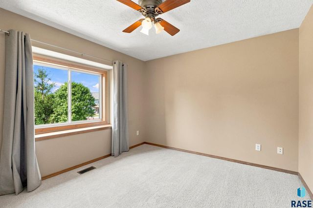 7609 W Stanford Dr Drive, Sioux Falls, SD 57106