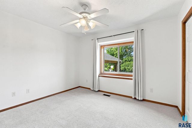 7609 W Stanford Dr Drive, Sioux Falls, SD 57106