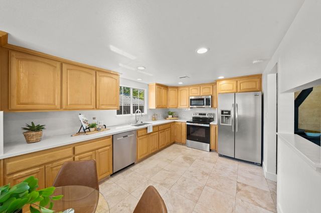 135 Village Ln, Auburn, CA 95603