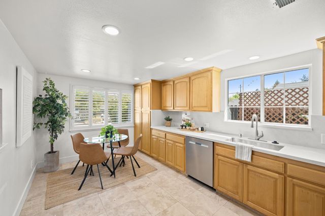 135 Village Ln, Auburn, CA 95603